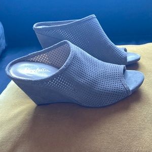 Seychelles, gorgeous sandals, bought them before a recent ankle injury. Not worn